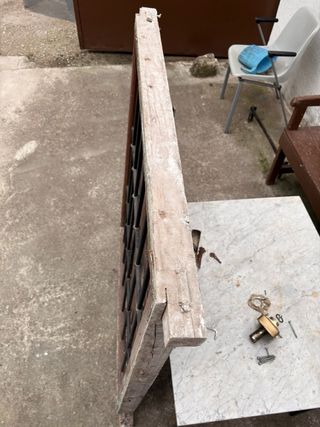 Ventana antigua madera con rejas. 1,20 x 1 metro