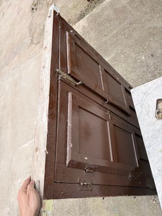 Ventana antigua madera con rejas. 1,20 x 1 metro