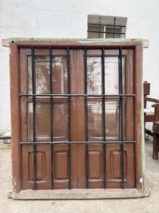 Ventana antigua madera con rejas. 1,20 x 1 metro