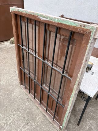 Ventana antigua madera con rejas. 1,20 x 1 metro