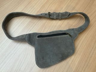 Riñonera de ante y piel con pelo