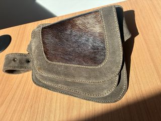 Riñonera de ante y piel con pelo