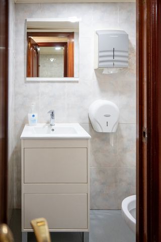 Amplio local comercial esquinero en planta baja