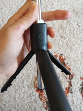 Palo selfie y trípode negro