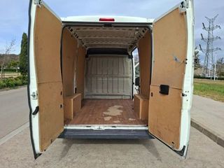 Servicios de transporte, flete y mudanzas.