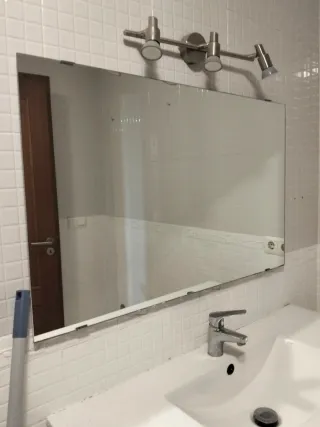 Espejo de baño plateado y blanco