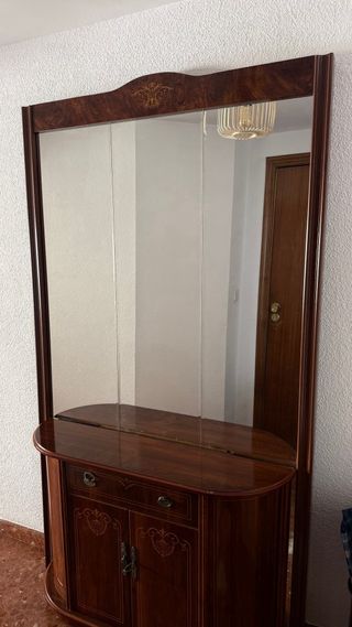 Mueble recibidor clásico con espejo
