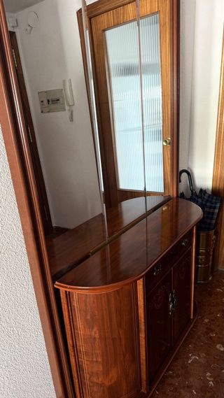 Mueble recibidor clásico con espejo