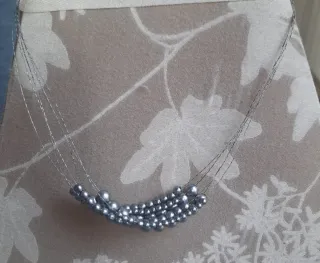 Gargantilla de bisutería plateada