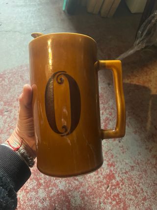 2 Brocche con lettera A e O in ceramica