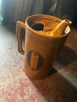 2 Brocche con lettera A e O in ceramica