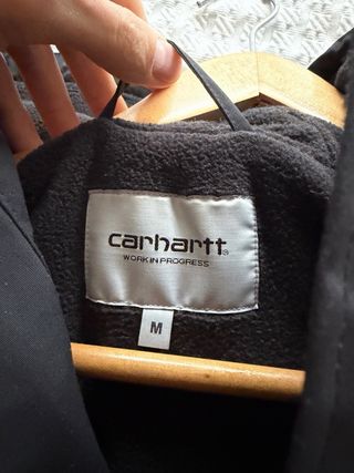 Cazadora Carhartt Negra con Capucha