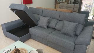 Sofá chaise longue gris con arcón