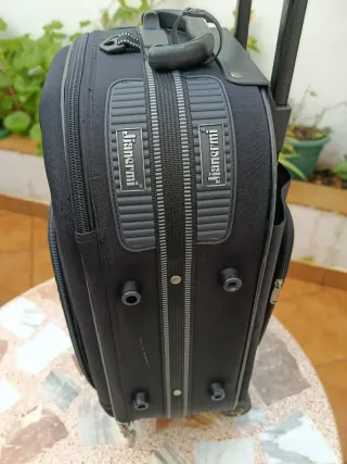 Maleta de viaje con ruedas negras como nueva