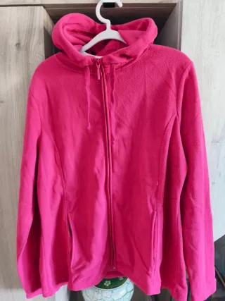 Chaqueta rosa con capucha