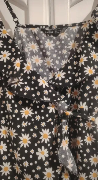 Vestido floral negro con volantes