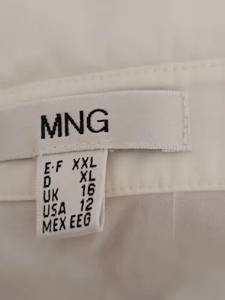 Camisa branca com pregas e babados