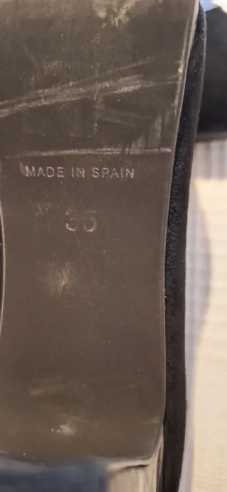 Zapatos negros de tacón con tira
