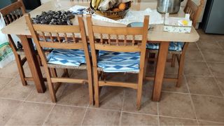 Mesa de madera con 6 sillas