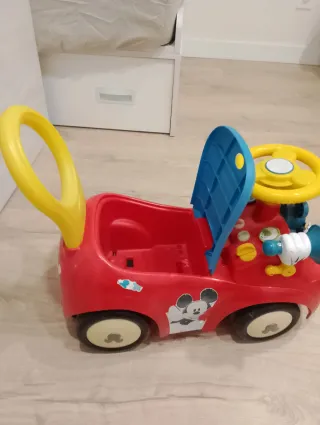 Correpasillos Mickey. Se regala patinete URGE