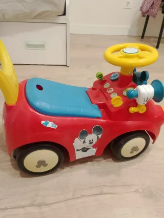 Correpasillos Mickey. Se regala patinete URGE