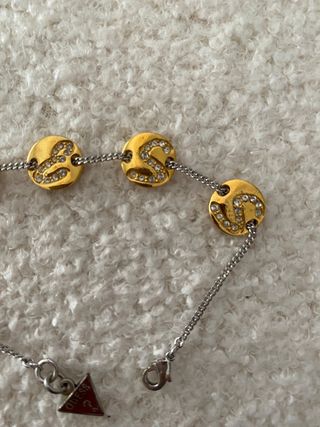 Pulsera Guess dorada y plateada con letras