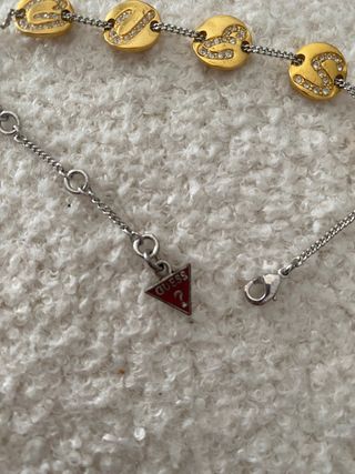 Pulsera Guess dorada y plateada con letras