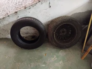 Cubierta y llanta de coche