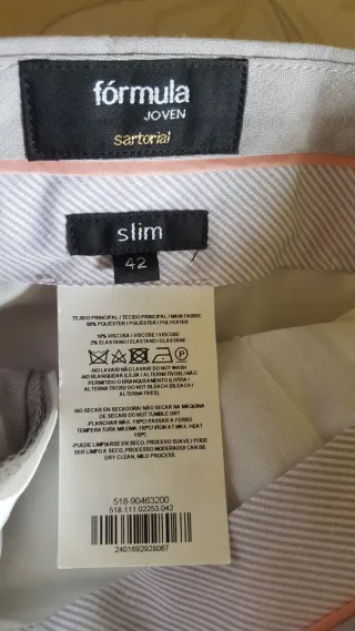 Traje de hombre gris.