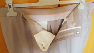 Traje de hombre gris.