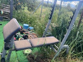 Attrezzatura da palestra con pesi e accessori