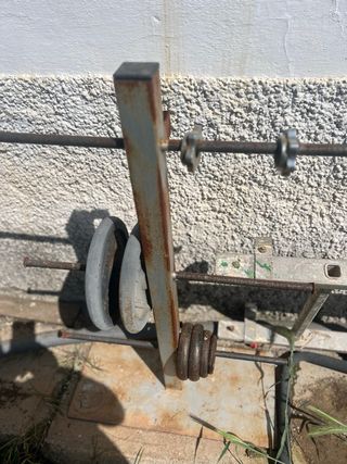 Attrezzatura da palestra con pesi e accessori