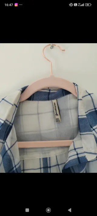Camisa de cuadros azul y blanco