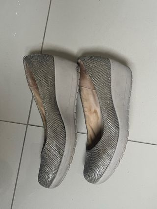 Zapatos cómodos brillantes plateados