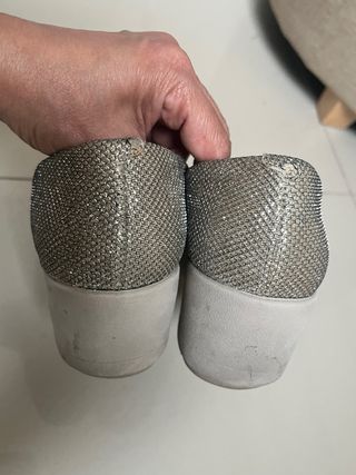 Zapatos cómodos brillantes plateados