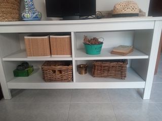 Mueble auxiliar blanco y marrón