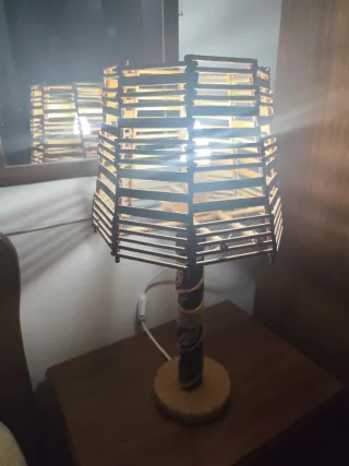 Lámpara de mesa rústica madera y yute