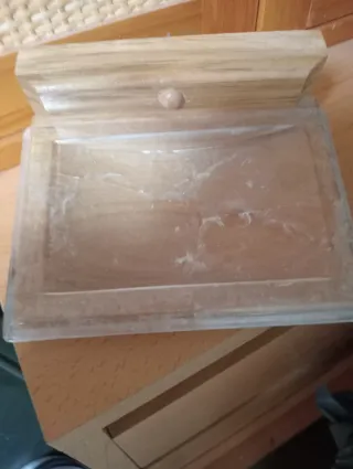 Piccolo armadio in legno e vimini a 2 ante