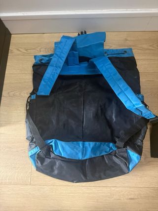 Mochila impermeable negra y azul