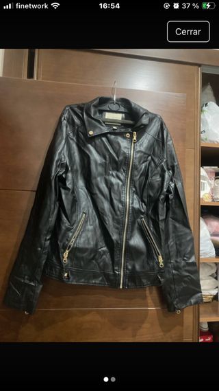 Chaqueta de cuero negra. Viene a ser una XL