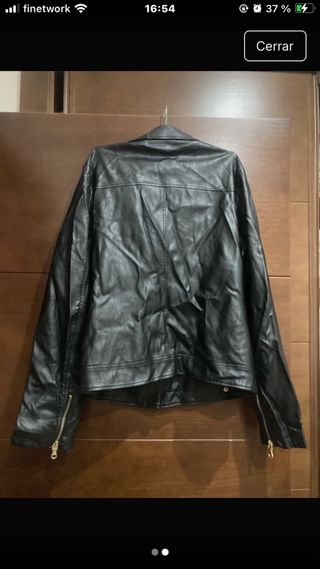 Chaqueta de cuero negra. Viene a ser una XL