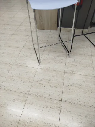 Banquetas altas blancas y marrones