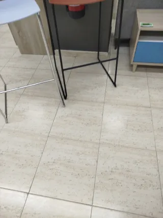 Banquetas altas blancas y marrones