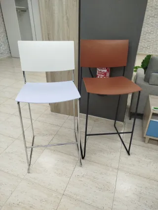 Banquetas altas blancas y marrones