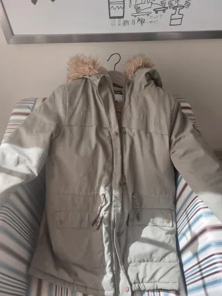 Chaqueta niña acolchada capucha verde militar.