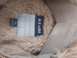 Chaqueta niña acolchada capucha verde militar.