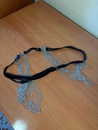 Arnés gótico/punk con cadenas plateadas