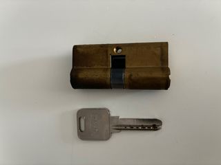Bombín de puerta con llave