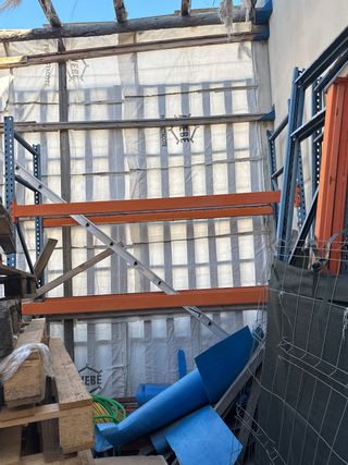 Estantería metálica industrial naranja y gris