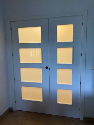 Puertas nuevas de salón con cristal